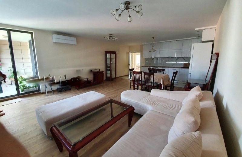 Location d’un appartement spacieux et lumineux de 3 pièces, 130 m², Varna, Bulgarie